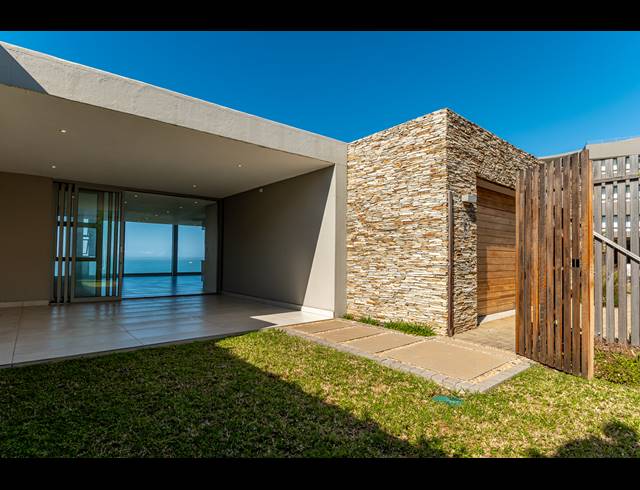 4 BEDROOM TOWNHOUSE FOR SALE IN LA LUCIA